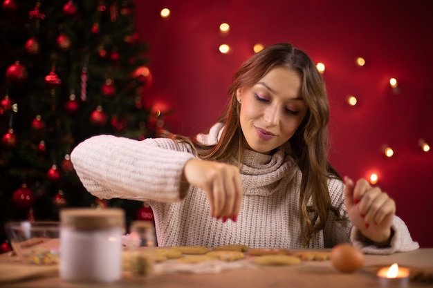 Vrouw die peperkoekkoekjes maakt