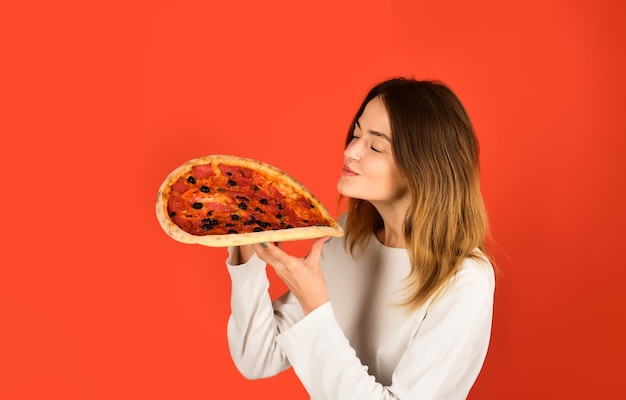 Vrouw die pizza eet gelukkige vrouw die pizza eet lunch pizza fastfood snack eten levering pizza