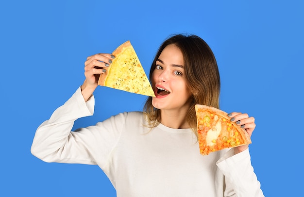 Vrouw die pizza eet vrouw met pizza plakjes voedsel lunch gelukkig meisje met pizza plakjes in handen