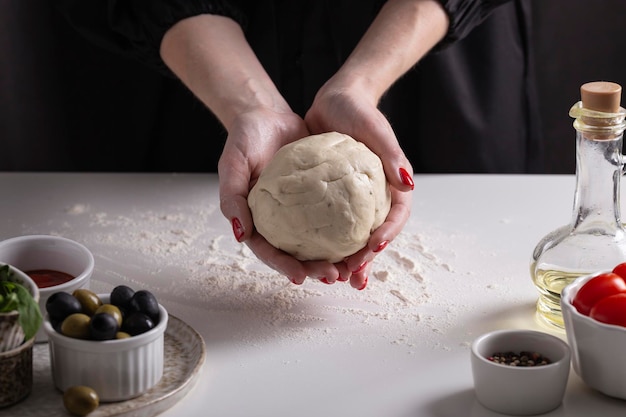 Vrouw die pizza maakt, stap voor stap instructies