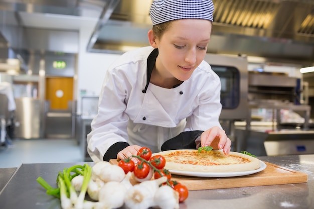 Vrouw die pizza voorbereidt