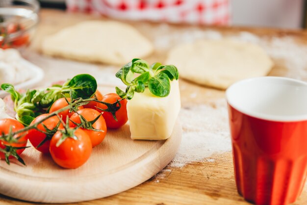 Vrouw die pizza voorbereidt