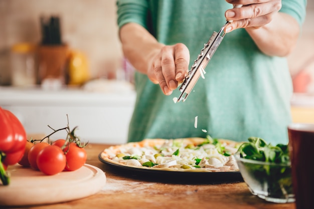 Vrouw die pizza voorbereidt