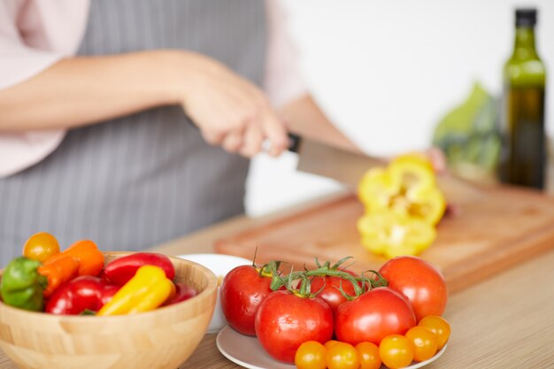 Vrouw die plantaardige salade voorbereidt