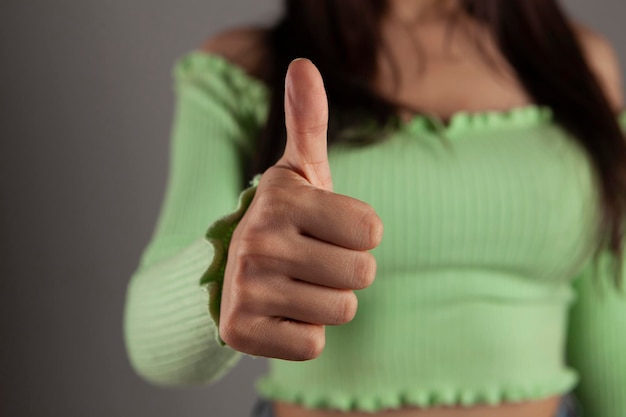 vrouw die positief gebaar met de hand goedkeurt