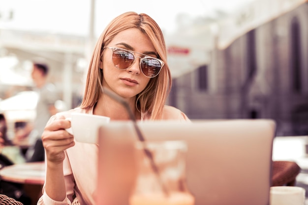 Vrouw die post controleert in een café