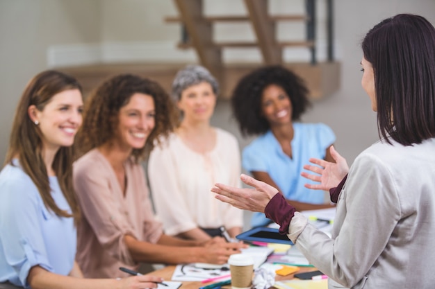 Vrouw die presentatie geeft aan haar collega's