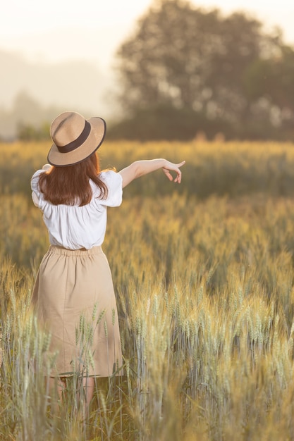 Vrouw die pret heeft bij gerstgebied in de zomer