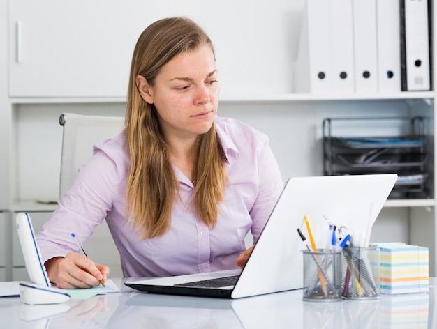 Vrouw die productief werkt