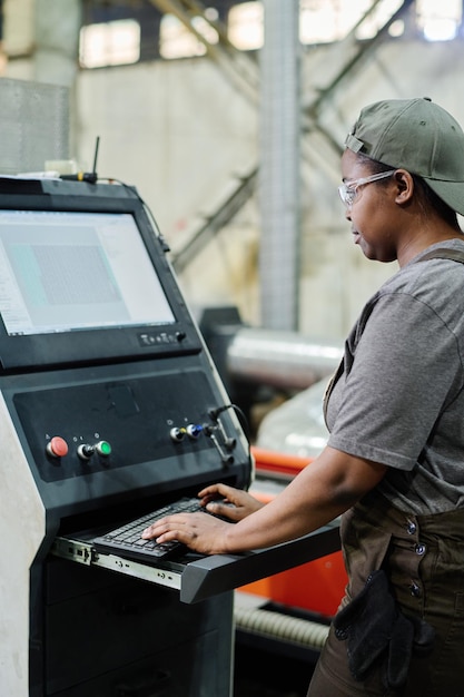 Vrouw die programma op computermachine kiest