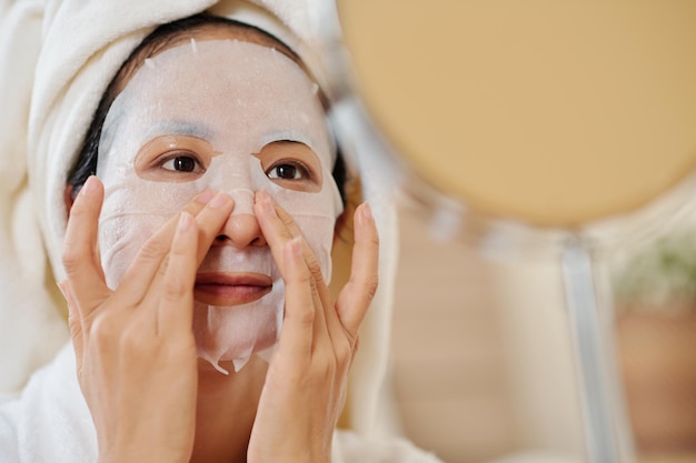 Vrouw die resurfacing-bladmasker toepast