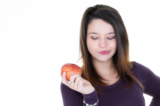 Vrouw die rode verse appel op wit in de gezonde levensstijl van het dieetconcept houden