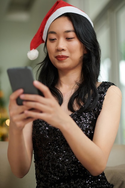 Vrouw die romantische kerstgroeten verzendt