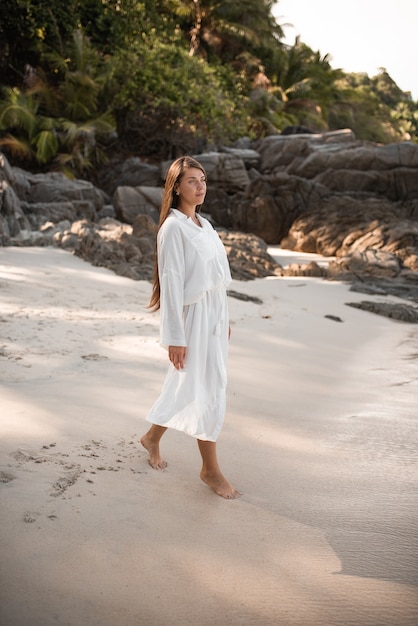 vrouw die rust op zandstrand