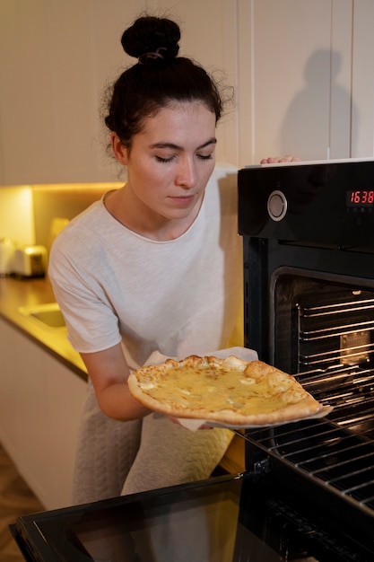 Foto vrouw die 's avonds laat ongezond voedsel eet