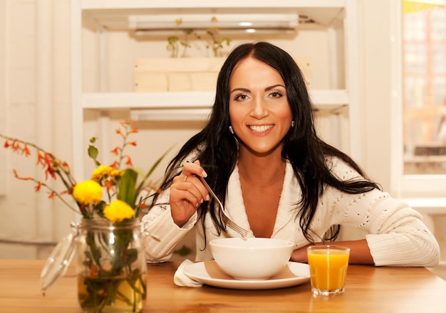 Vrouw die salade thuis eet