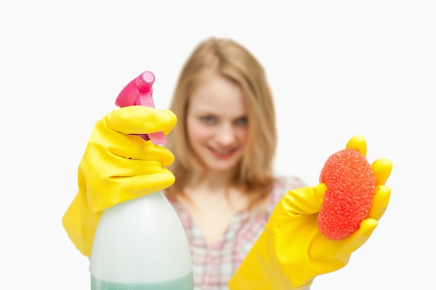 Vrouw die schoonmakende producten voorstelt