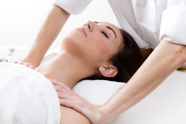 Vrouw die schouder van massage geniet in beauty spa