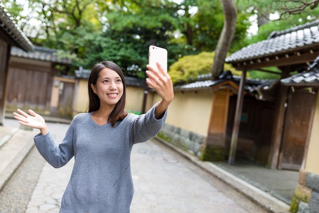 Vrouw die selfie foto neemt met mobiele telefoon in kanazawa