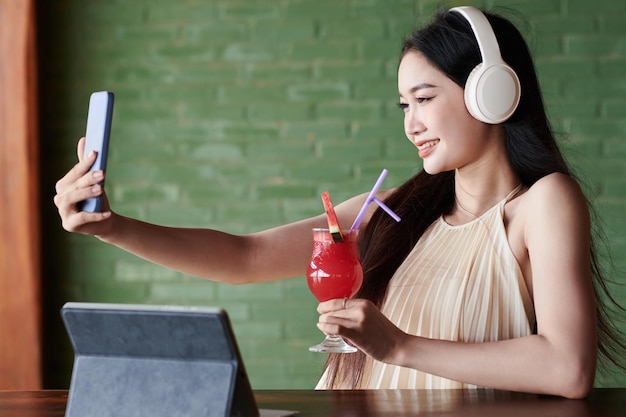 Vrouw die selfie in café nemen