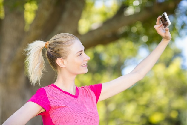 Vrouw die selfie met de mobiele telefoon nemen