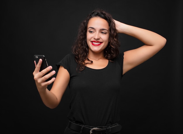 Vrouw die selfie met smartphone