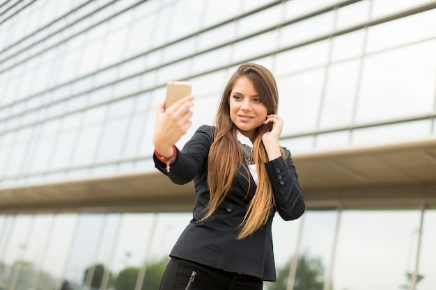 Vrouw die selfie neemt