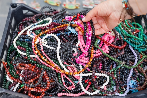 Foto vrouw die sieraden kiest op een oosterse bazaar