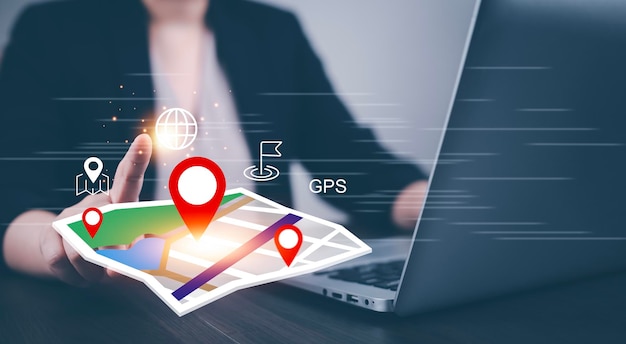 Vrouw die smartphone gebruikt met virtuele wereld en modelkaart met locatiepunt GPS-app-pictogram Reiskaarten en vind plaatsen in het online systeem, alle schermafbeeldingen worden gegenereerd Zoeken naar reizen