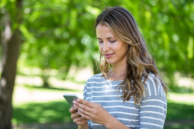 Vrouw die smartphone gebruikt