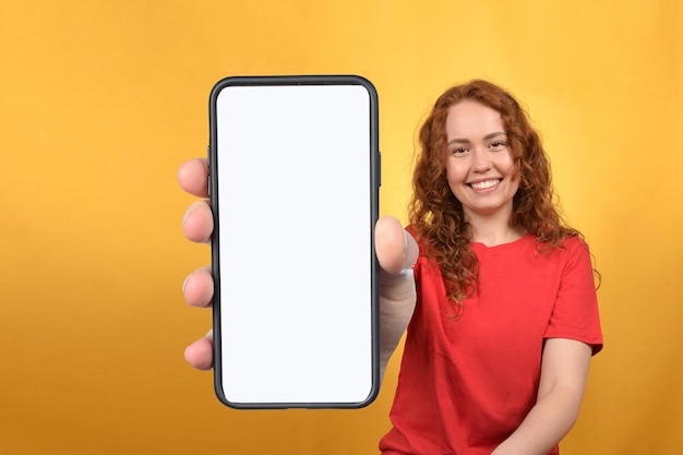 Vrouw die smartphone met het lege witte scherm toont