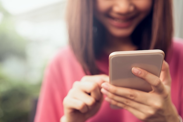 Vrouw die smartphone voor de toepassing op lijst in parkkoffie gebruiken.