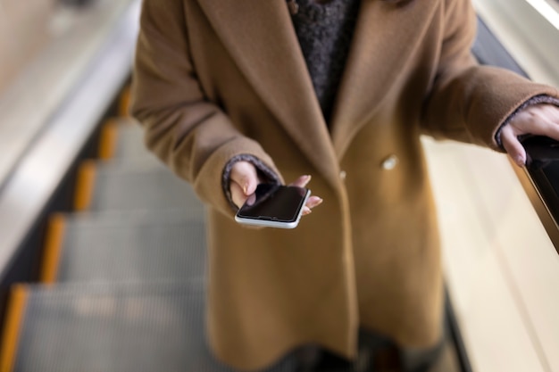 Foto vrouw die smartphonetechnologie gebruikt