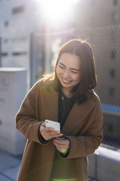 Vrouw die smartphonetechnologie gebruikt