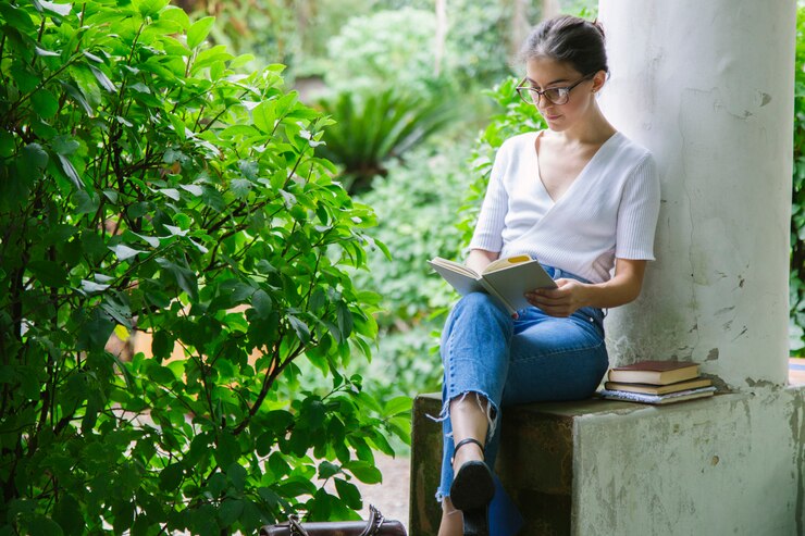 Vrouw die sommige handboeken leest bij universiteit