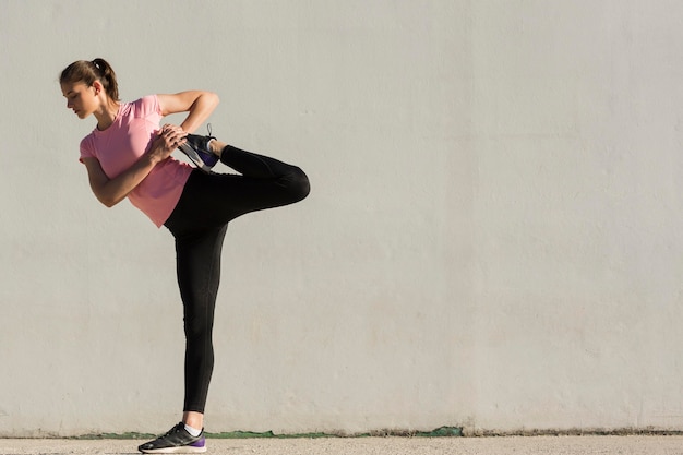 Foto vrouw die sportoefeningen doet