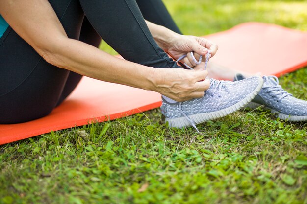 Vrouw die sportschoenen draagt