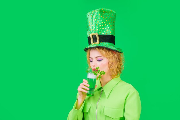 Vrouw die st patricks dag viert met bier vrouw in hoge hoed houdt groen bier kabouter groen bier