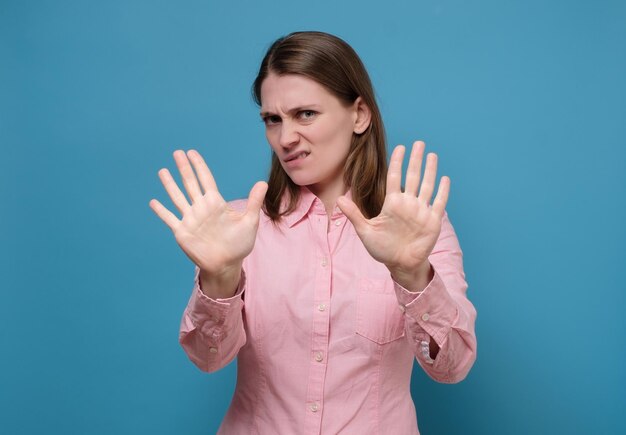 Vrouw die stopgebaar met haar hand toont