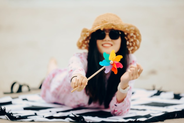 Vrouw die strand van ontspannen genieten blij in de zomer door tropisch blauw water. Model op reis die strandhoed dragen.