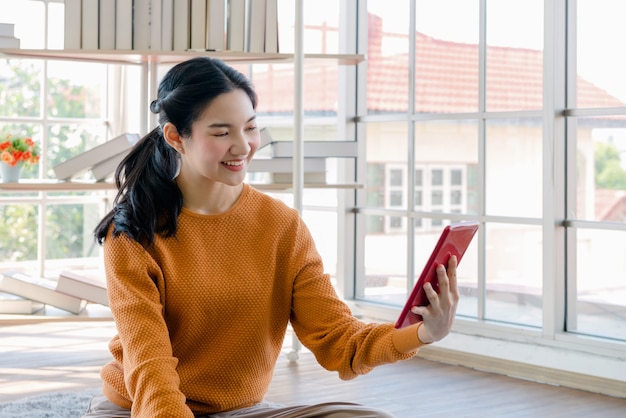 Vrouw die tablet gebruikt