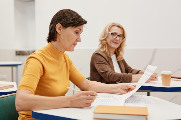 Vrouw die taken maakt tijdens de test