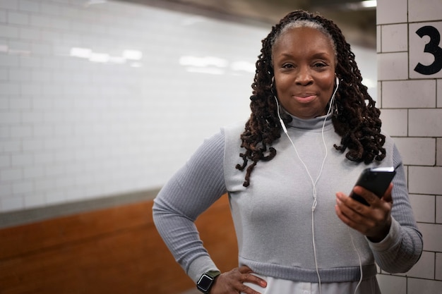 Foto vrouw die technologie gebruikt tijdens het reizen in de stad