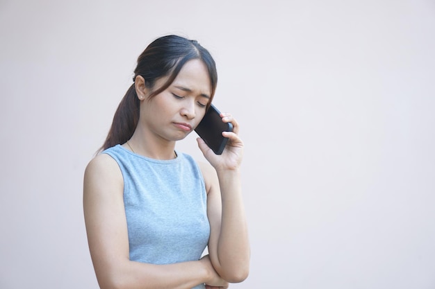 Vrouw die telefoon bekijkt Teleurgesteld met dalende winsten