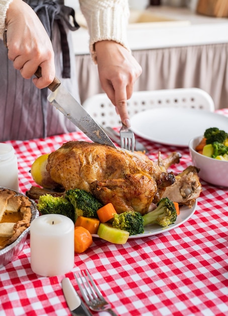 Foto vrouw die thanksgiving-diner voorbereidt bij het decoreren van de keuken thuis