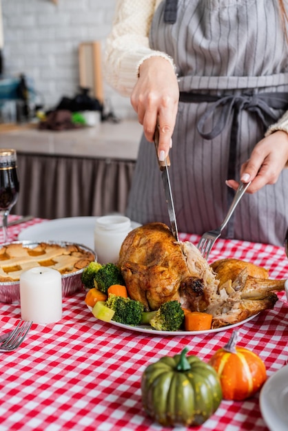 Vrouw die Thanksgiving-diner voorbereidt bij het decoreren van de keuken thuis