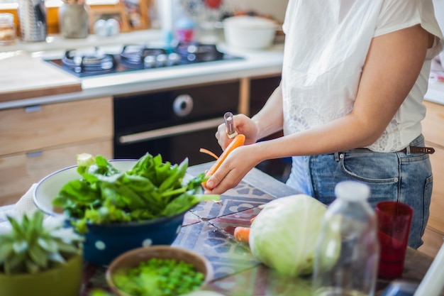 Vrouw die thuis eten bereidt