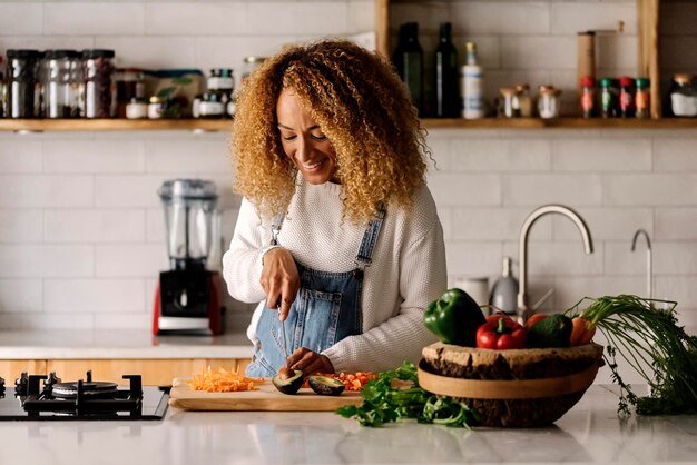 Foto vrouw die thuis eten bereidt