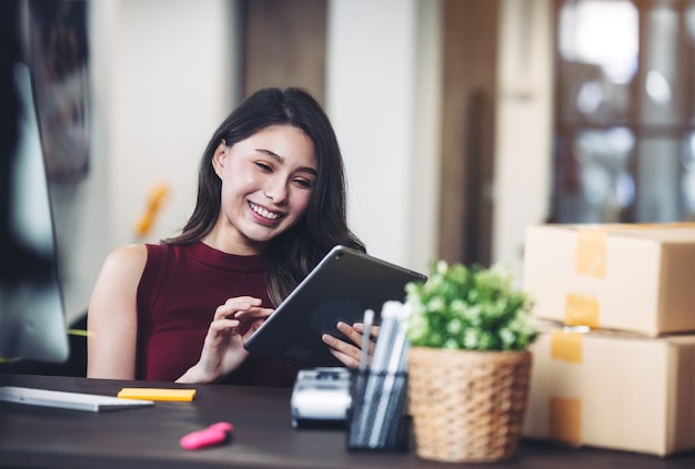 Vrouw Die Thuis Met Laptop En Mobiele Telefoon Werkt