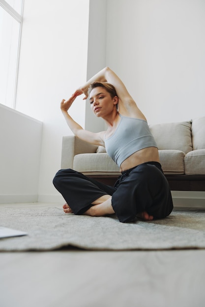 Vrouw die thuis oefent door videotraining, online meditatie en mentale gezondheid